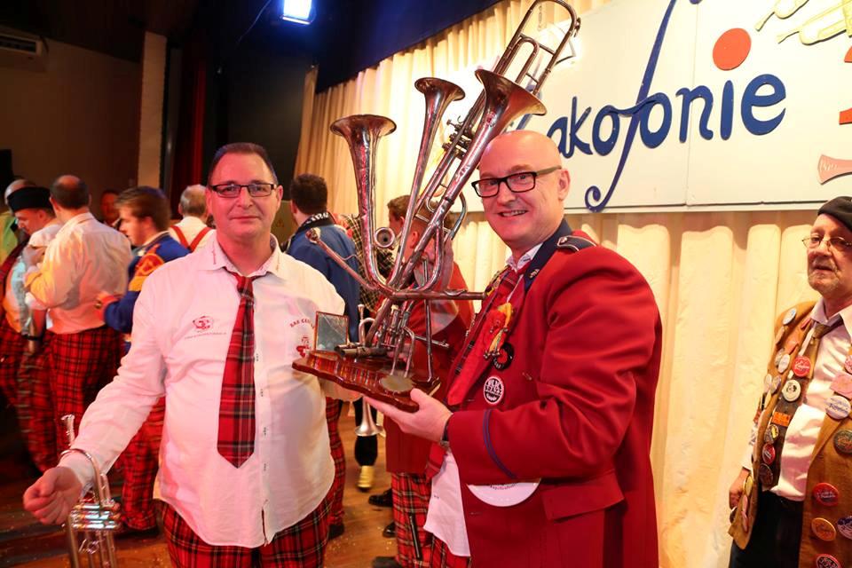Bar Gebeure neemt de Kakofoon in ontvangst.